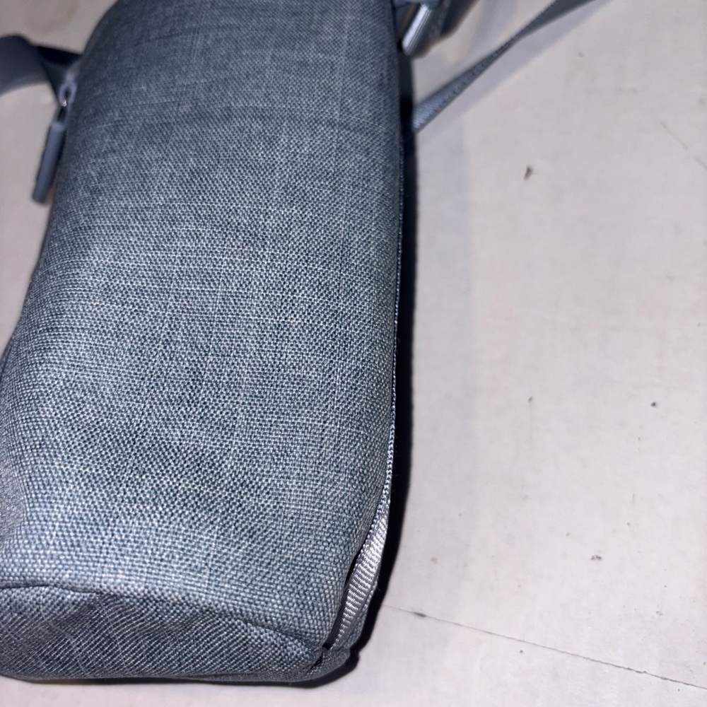 Vera Bradley Lighten Up Water Bottle Crossbody bag in a grey fabric - Picture 2 of 9